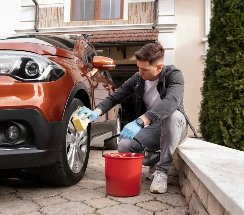 Lavage auto à domicile Geyssans : professionnel intervenant sur un véhicule